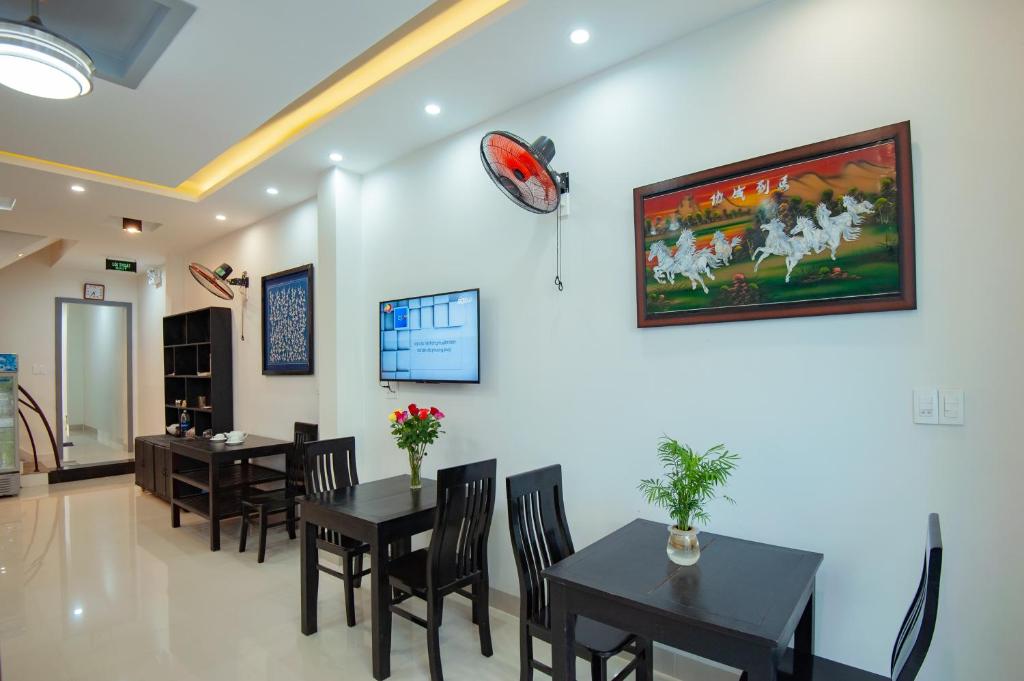 TV a/nebo společenská místnost v ubytování Vip House Hoi An Homestay