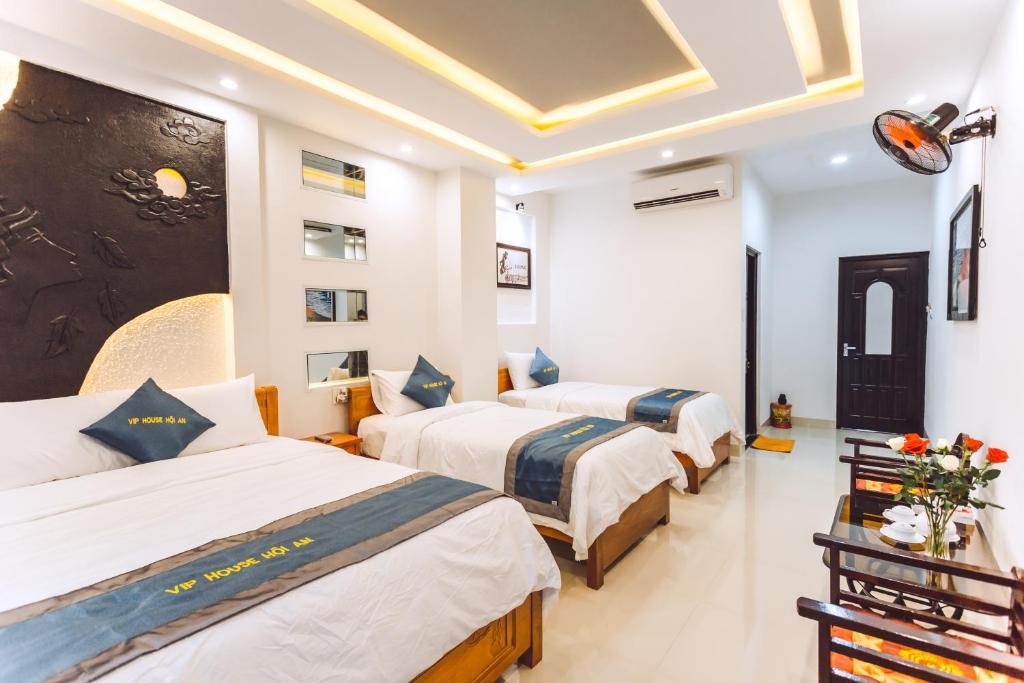 Postel nebo postele na pokoji v ubytování Vip House Hoi An Homestay