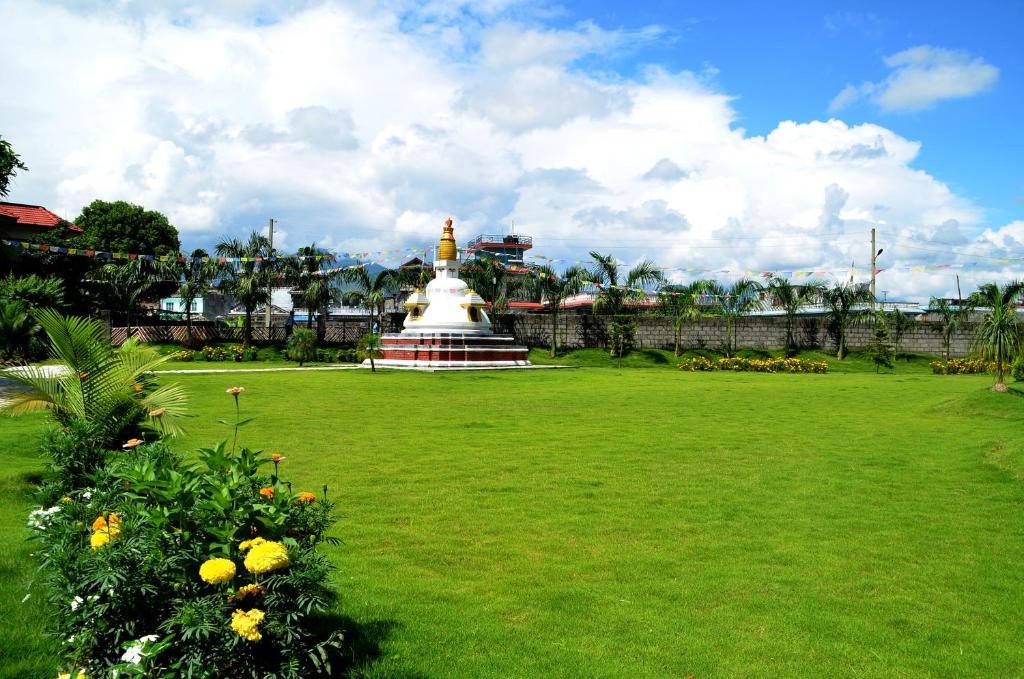 Garður fyrir utan Hotel Pokhara Grande