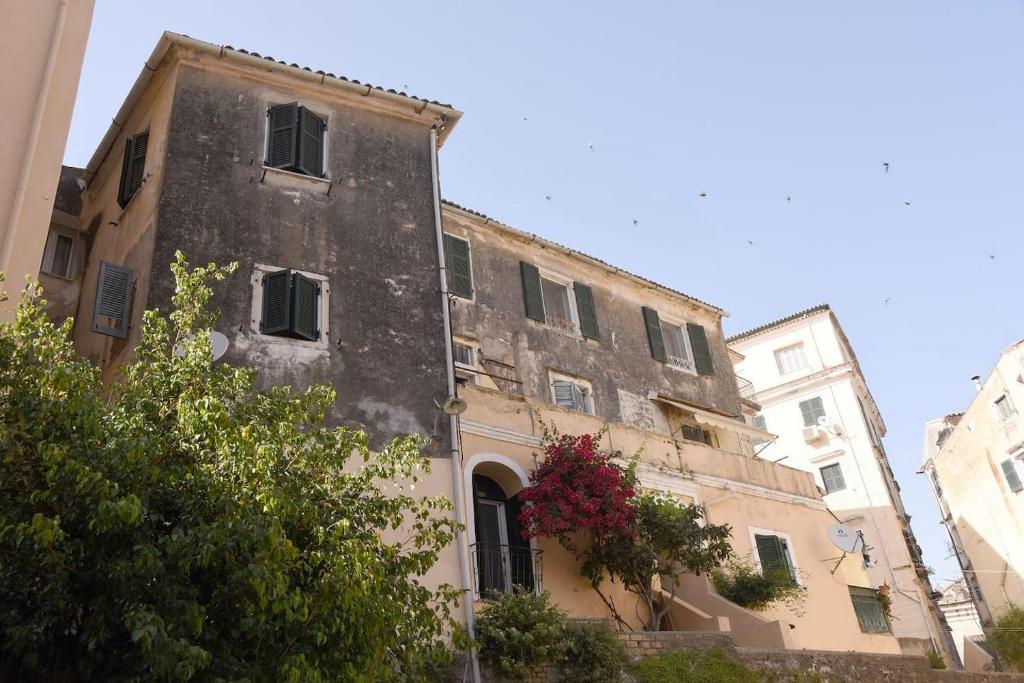 stary budynek w środku dwóch budynków w obiekcie Mary's Art House in the center of Old town w Korfu