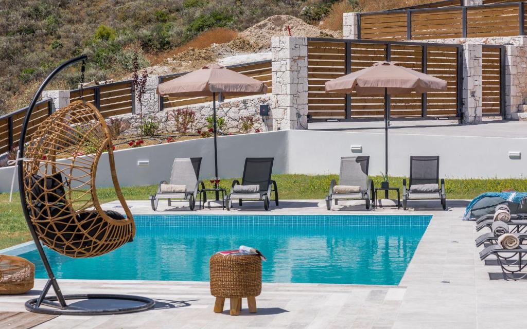 Bazén v ubytovaní Zinos Luxury Villa alebo v jeho blízkosti