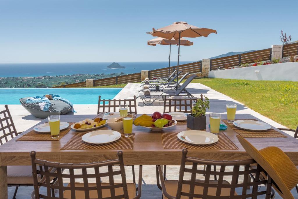 Bazén v ubytovaní Zinos Luxury Villa alebo v jeho blízkosti