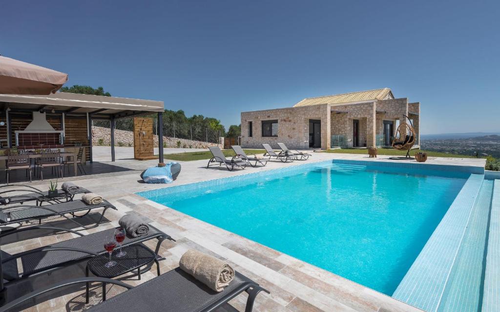 Bazén v ubytovaní Zinos Luxury Villa alebo v jeho blízkosti