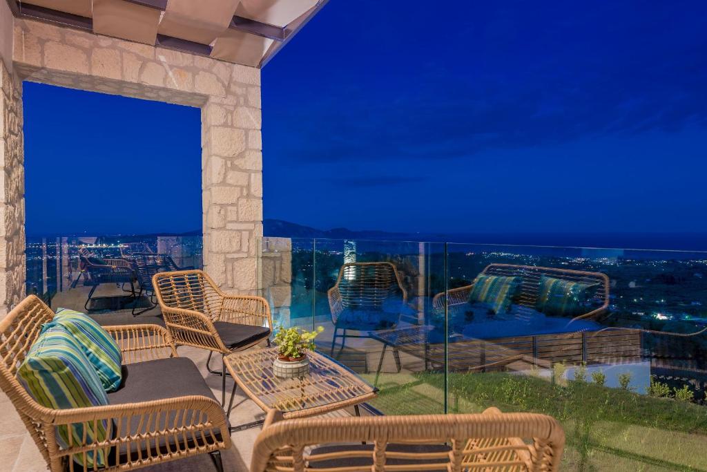 Balkón alebo terasa v ubytovaní Zinos Luxury Villa