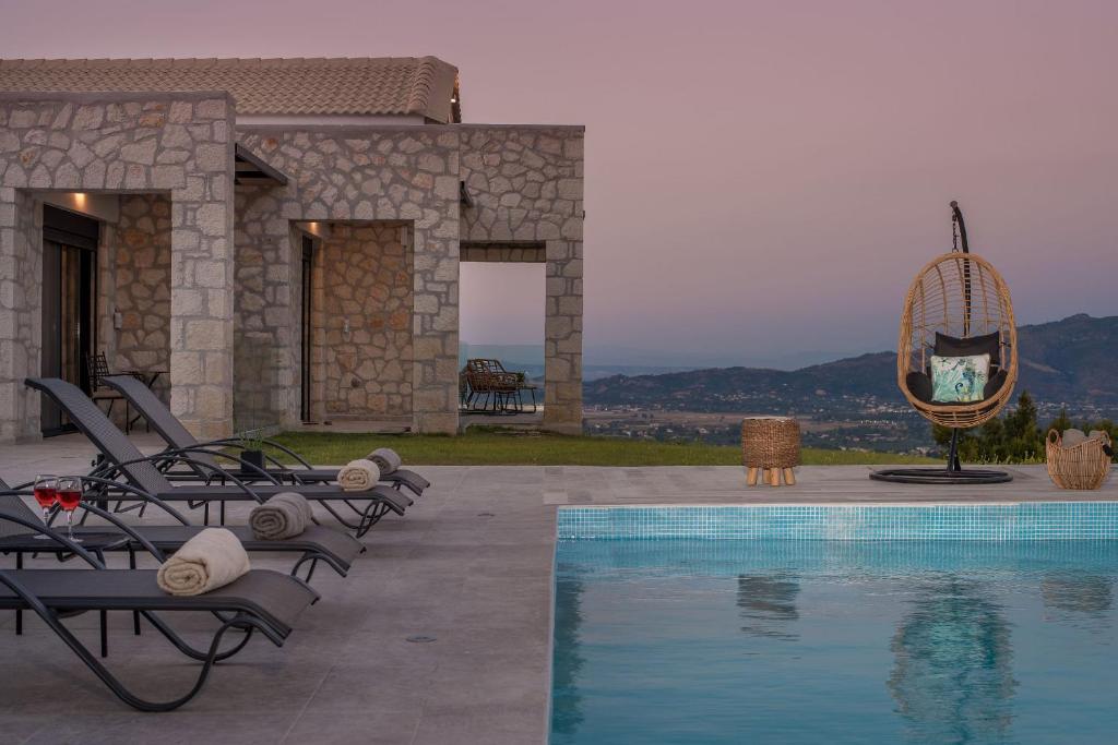 Bazén v ubytovaní Zinos Luxury Villa alebo v jeho blízkosti
