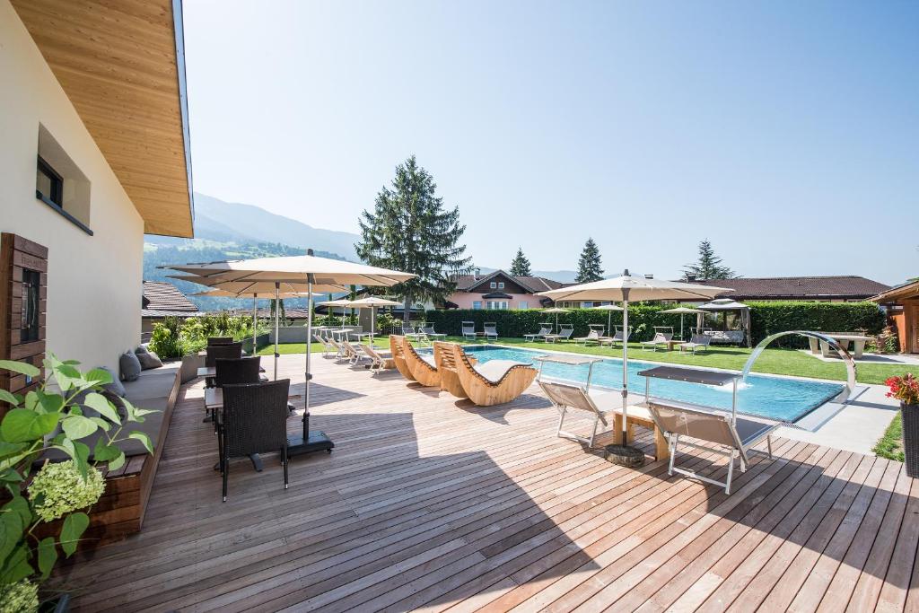 Bazén v ubytování Hotel Kranebitt B&B nebo v jeho okolí