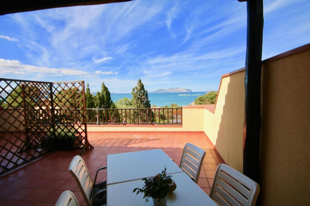 einen Tisch und Stühle auf einem Balkon mit Meerblick in der Unterkunft Summer Residence Bunte in Murta Maria