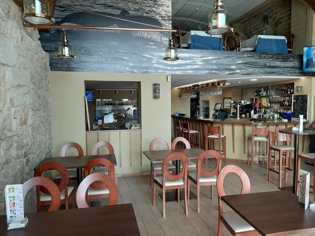 A restaurant or other place to eat at Hotel Boutique O Náutico Laxe
