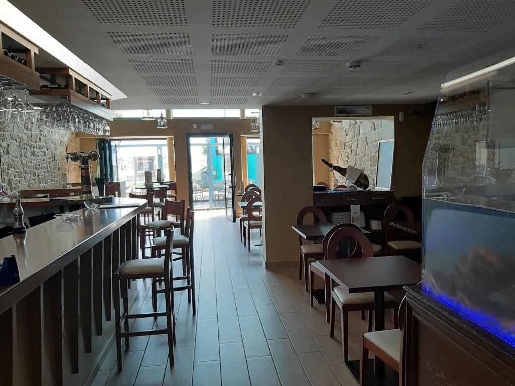 A restaurant or other place to eat at Hotel Boutique O Náutico Laxe
