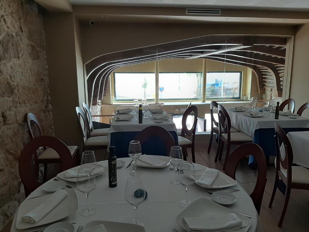 A restaurant or other place to eat at Hotel Boutique O Náutico Laxe
