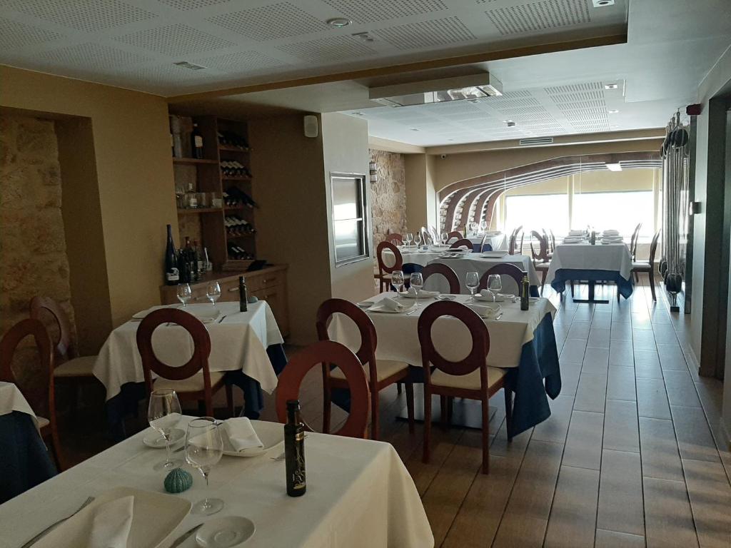 A restaurant or other place to eat at Hotel Boutique O Náutico Laxe