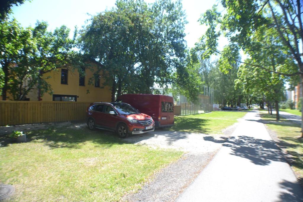 um carro estacionado num quintal ao lado de uma casa em Karusselli Beach Area Holiday Home em Pärnu