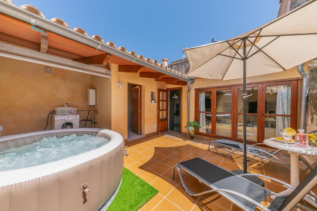 Bazén v ubytování Holiday Home S'Arraval nebo v jeho okolí