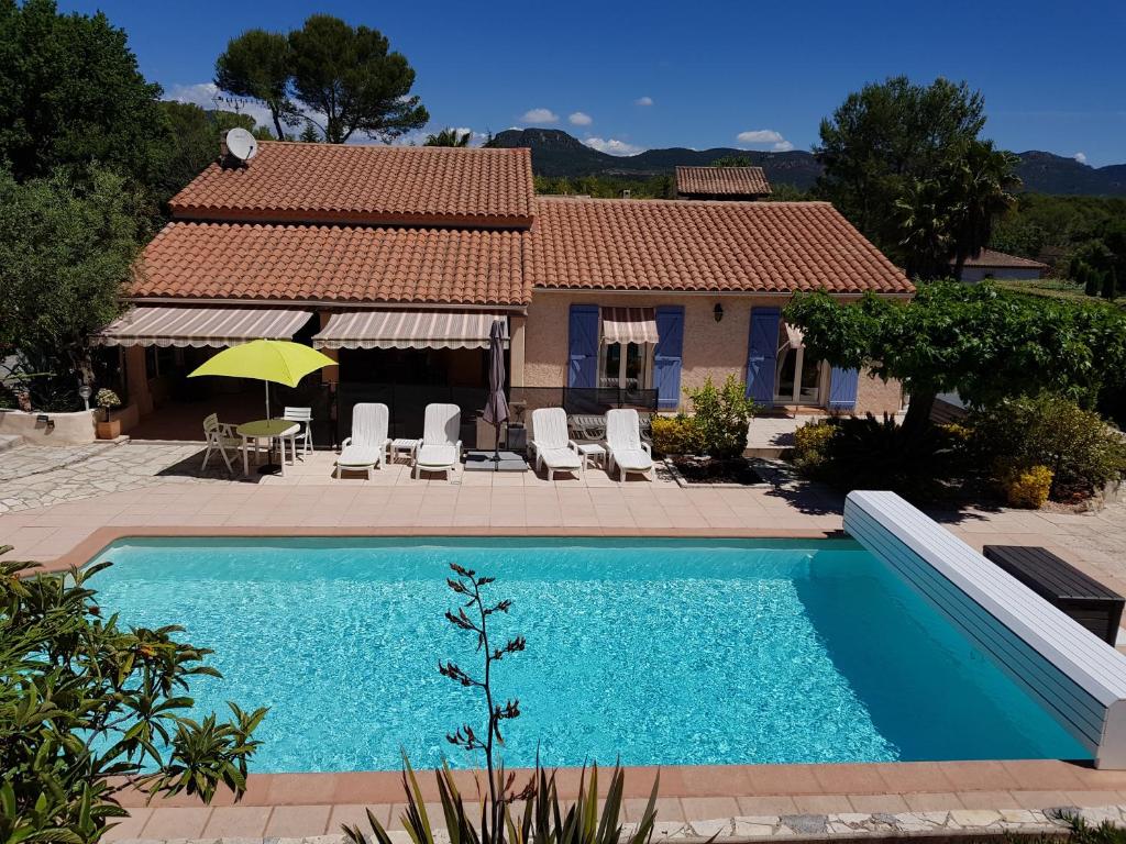 a swimming pool in front of a house at Entre Mer et Estérel in Roquebrune-sur-Argens