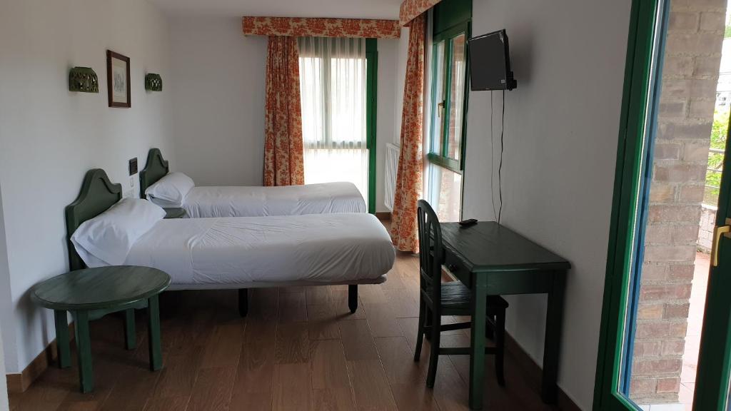 Postel nebo postele na pokoji v ubytování Sabiñanigo Camp & Hotel