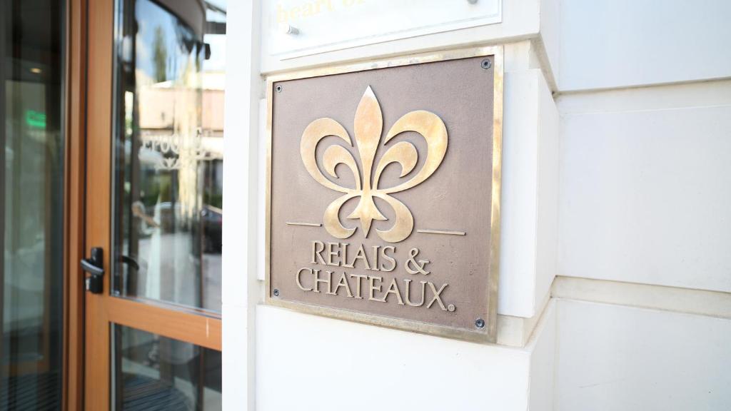 Certifikát, hodnocení, plakát nebo jiný dokument vystavený v ubytování Epoque Hotel - Relais & Chateaux