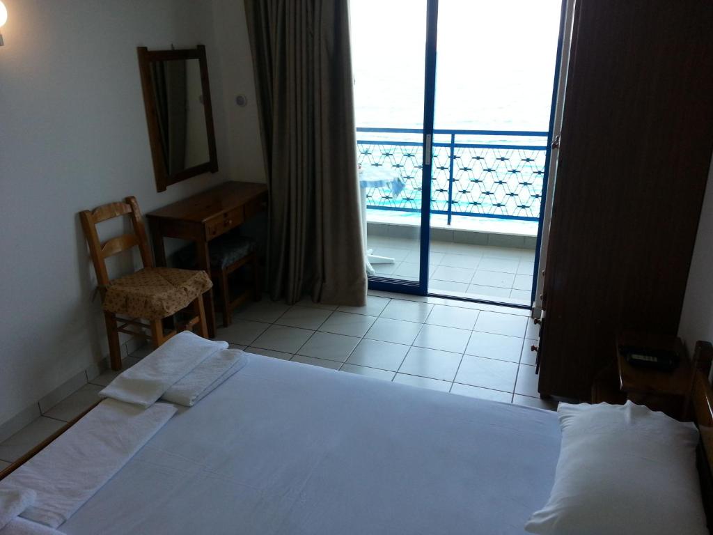 Postel nebo postele na pokoji v ubytování Angelos Hotel