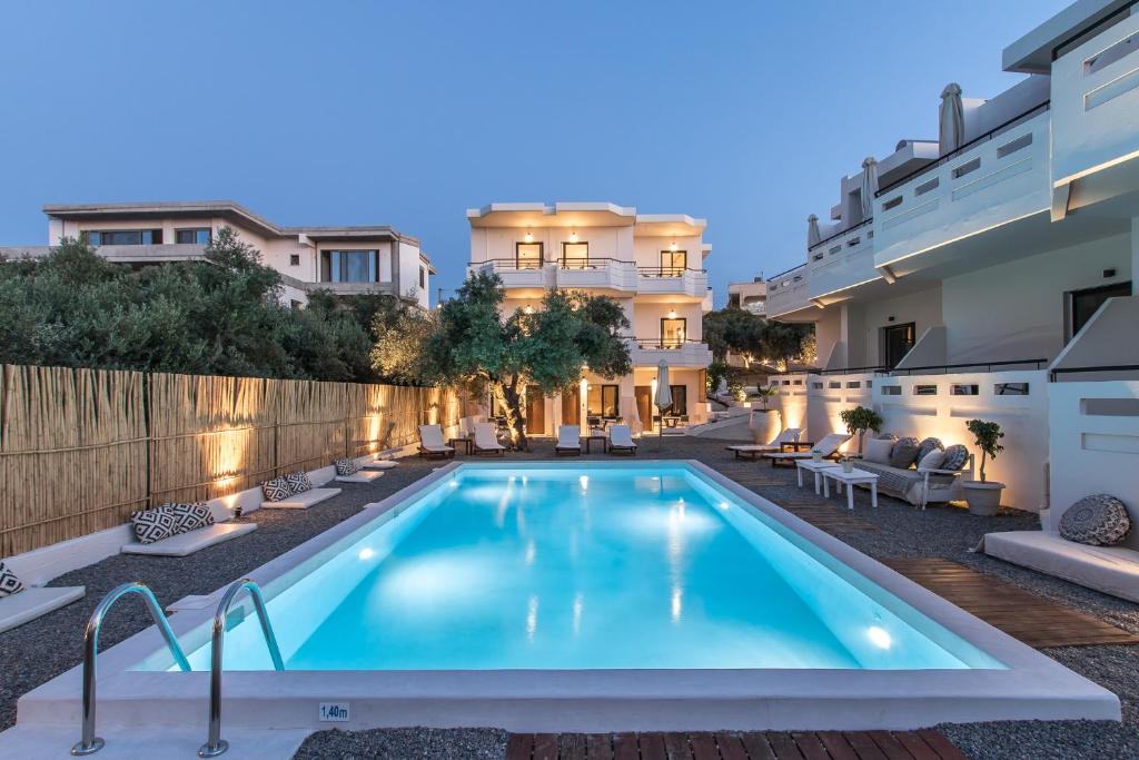 una piscina en el patio trasero de una casa en Kanso Rooms en Galatás