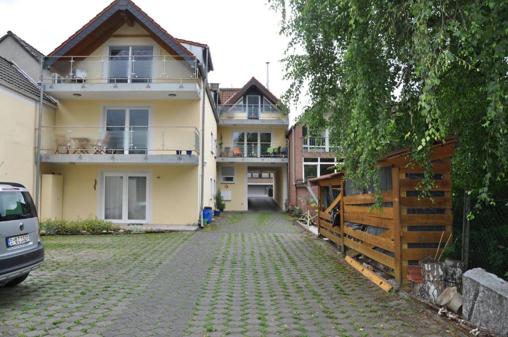 una casa con un vialetto davanti di Apartment Wesseling Nauerz a Wesseling