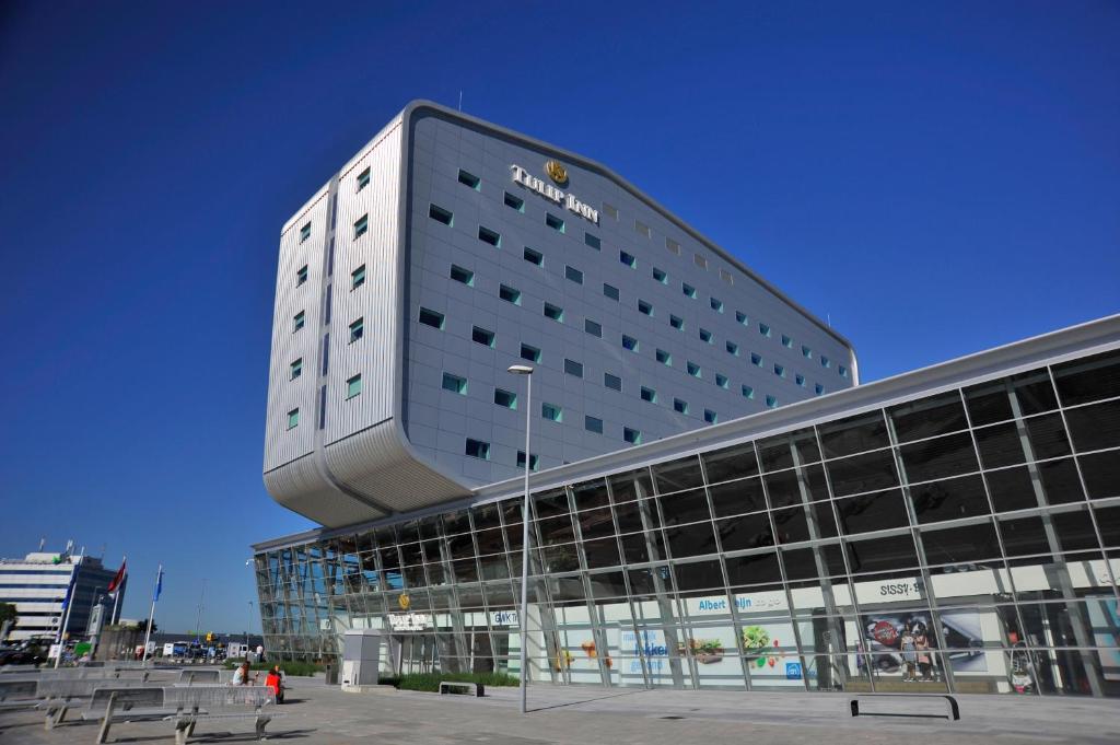 ein großes Gebäude mit vielen Fenstern in der Unterkunft Tulip Inn Eindhoven Airport in Eindhoven