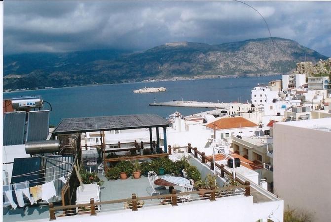 vistas a un edificio con vistas al agua en Mertonas Studios, en Karpathos