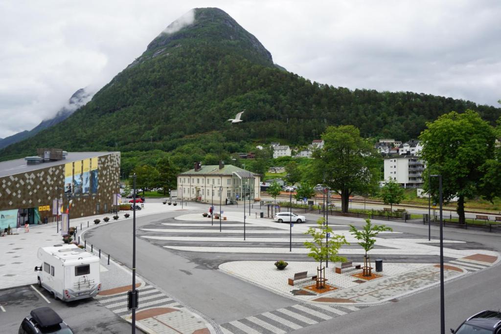 uma vista para uma cidade com uma montanha ao fundo em Åndalsnes Sentrum Apartment em Åndalsnes
