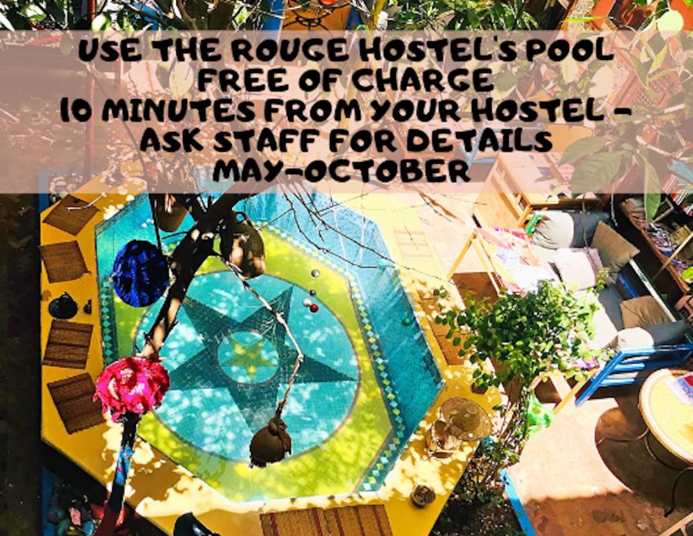 Bazén v ubytování Hostel Marrakech Rouge nebo v jeho okolí