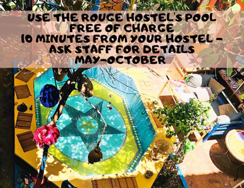 Ein Blick auf den Pool von der Unterkunft Hostel Marrakech Rouge oder aus der Nähe