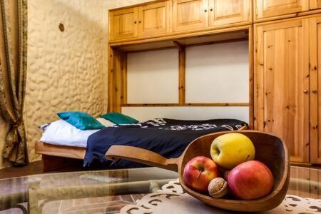 リヴィウにあるApartament Basarabのベッドルームのテーブルにフルーツを盛り付けています。