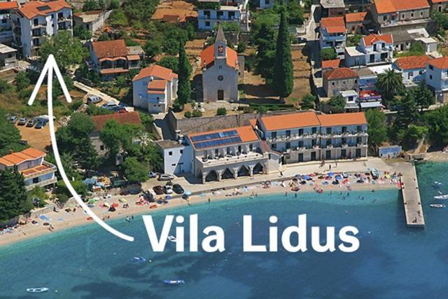 uma vista aérea de um resort numa praia em Vila Lidus em Brist