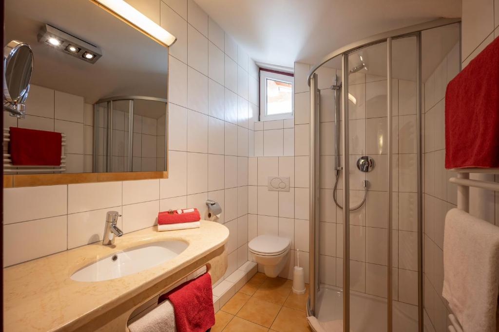 Koupelna v ubytování alpenrose hotel-garni