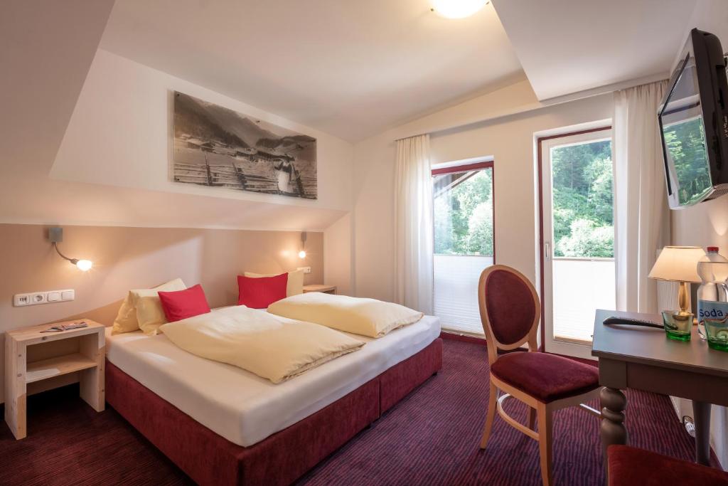 Postel nebo postele na pokoji v ubytování alpenrose hotel-garni
