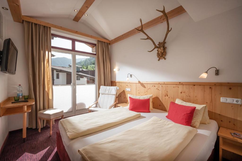 Postel nebo postele na pokoji v ubytování alpenrose hotel-garni