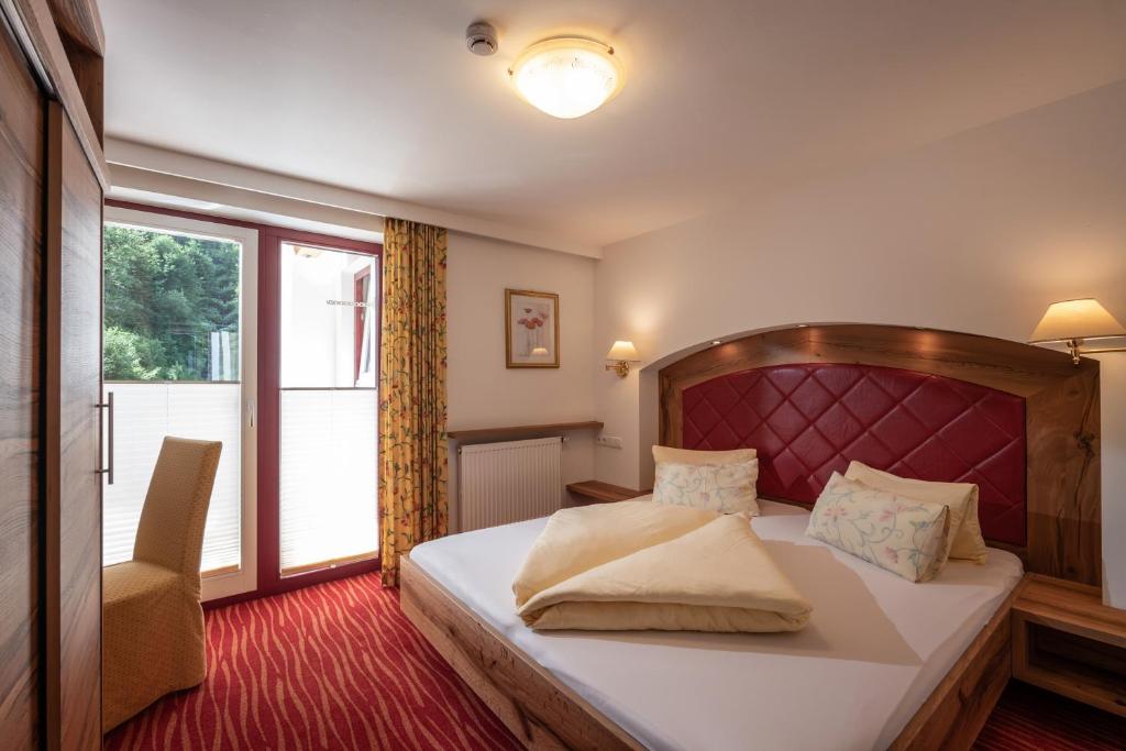Postel nebo postele na pokoji v ubytování alpenrose hotel-garni