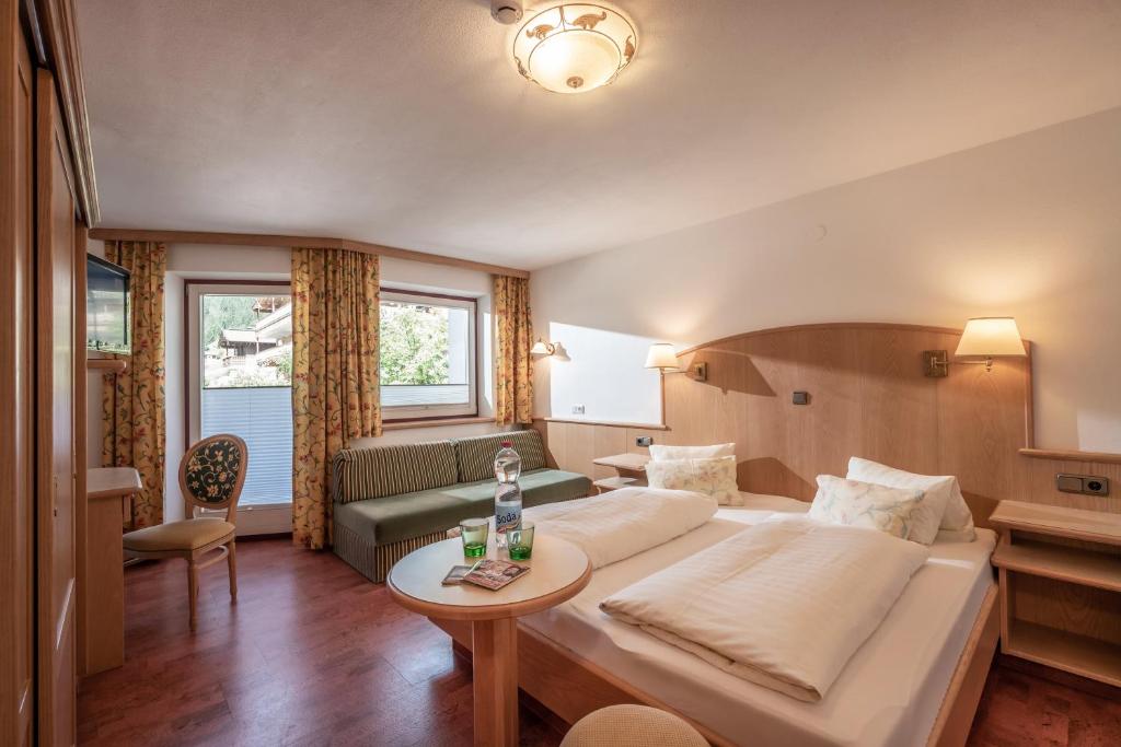 Postel nebo postele na pokoji v ubytování alpenrose hotel-garni