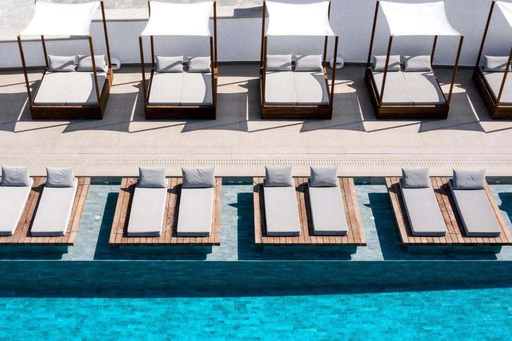 Bazén v ubytování Manoula's Beach Mykonos Resort nebo v jeho okolí