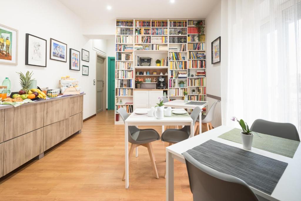 a kitchen and dining room with a table and chairs at Starnone Bed&Book in Naples