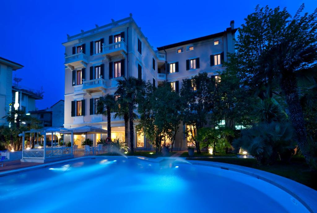 Bazén v ubytování Hotel Parma e Oriente Wellness & Spa nebo v jeho okolí
