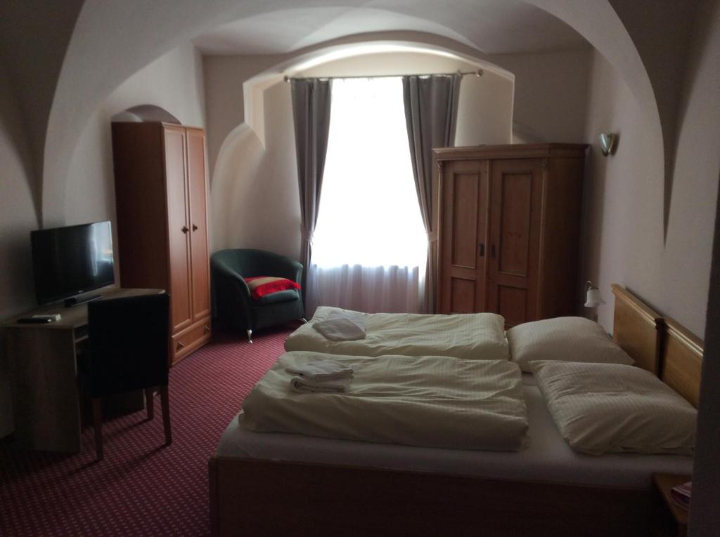 Postel nebo postele na pokoji v ubytování Hotel U Zlateho Andela