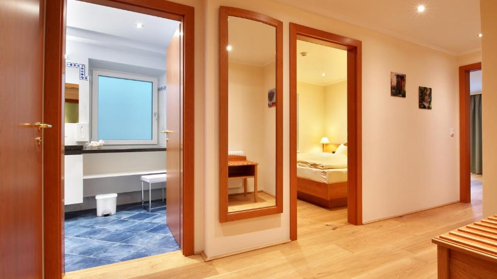 Postel nebo postele na pokoji v ubytování Hotel Weisser Hirsch