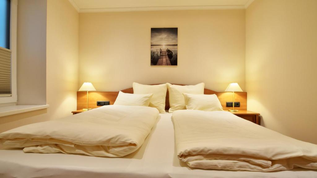 Postel nebo postele na pokoji v ubytování Hotel Weisser Hirsch