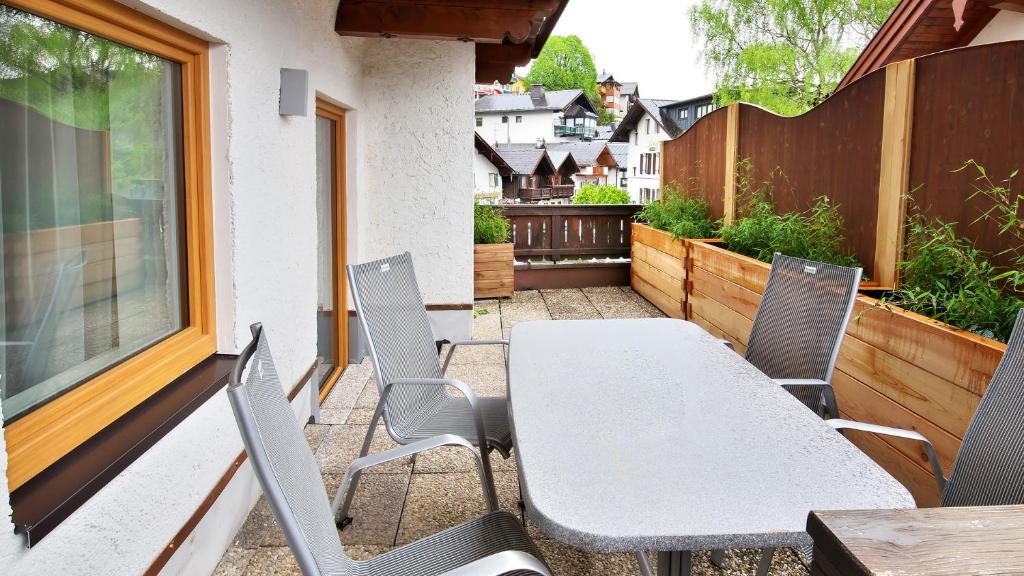 Patio nebo venkovní prostory v ubytování Hotel Weisser Hirsch