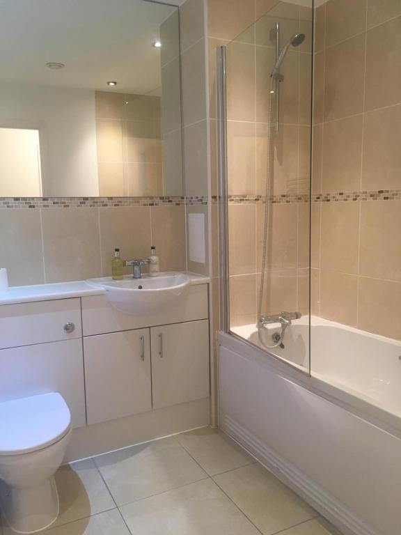 A bathroom at New Central Woking 1 and 2 Bedroom Apartments with Free Gym, close to Train Station