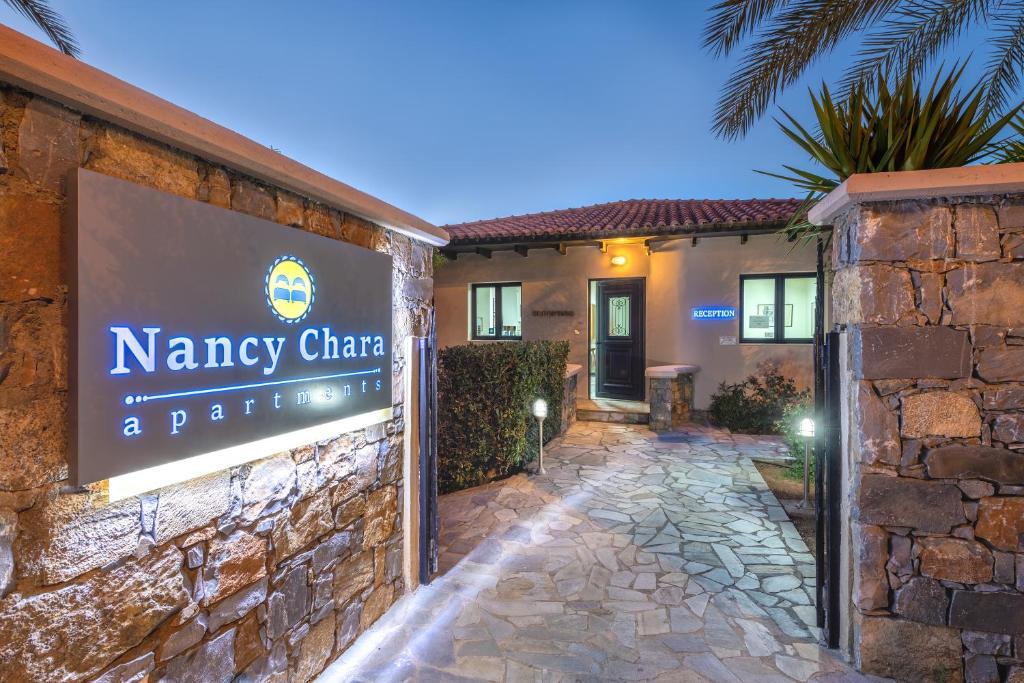 Nancy - Chara Apartments في كارتيروس: علامة لعيادة علاج في مبنى