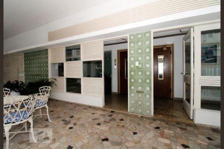 ein Raum mit einem Tisch und Stühlen in einem Gebäude in der Unterkunft Andar Alto Frente Ipanema in Rio de Janeiro