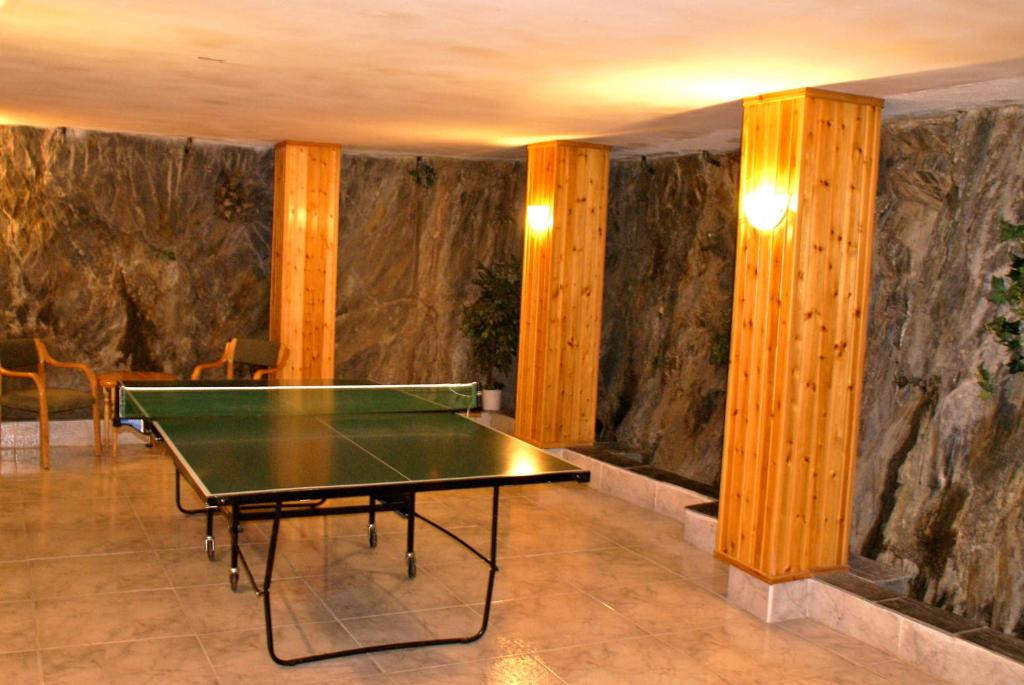 Stolní tenis v ubytování Hotel L’Ermita B&B nebo okolí