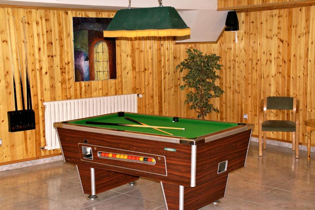 Biliár nebo kulečník v ubytování Hotel L’Ermita B&B