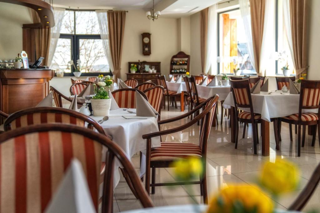 Reštaurácia alebo iné gastronomické zariadenie v ubytovaní Hotel Tatra