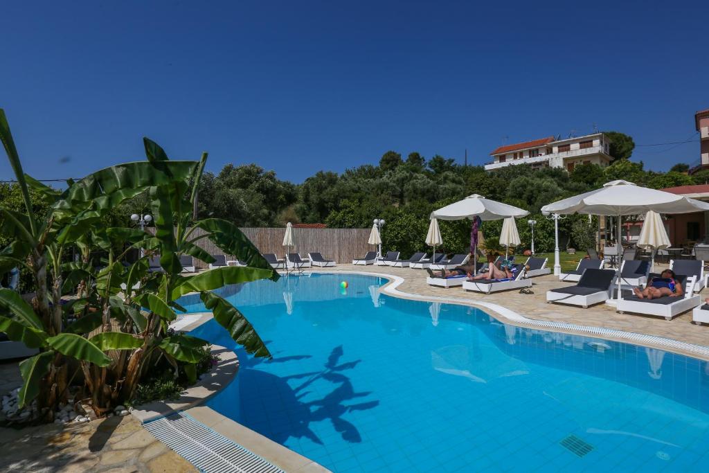 Bazén v ubytování Pelagos Apartments nebo v jeho okolí
