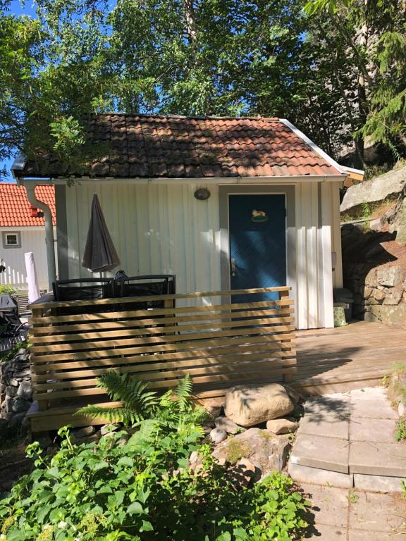 a smallshed with a blue door in a yard at Lyckorna 62:1 in Ljungskile